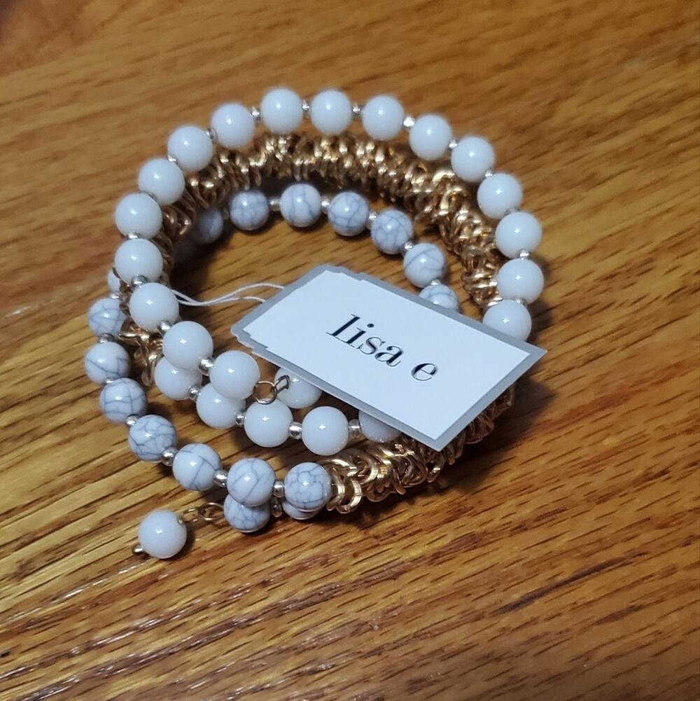 🐚 Lisa E Moss White Faux Howlite Gold Tone Wrap Bracelet New Artisan